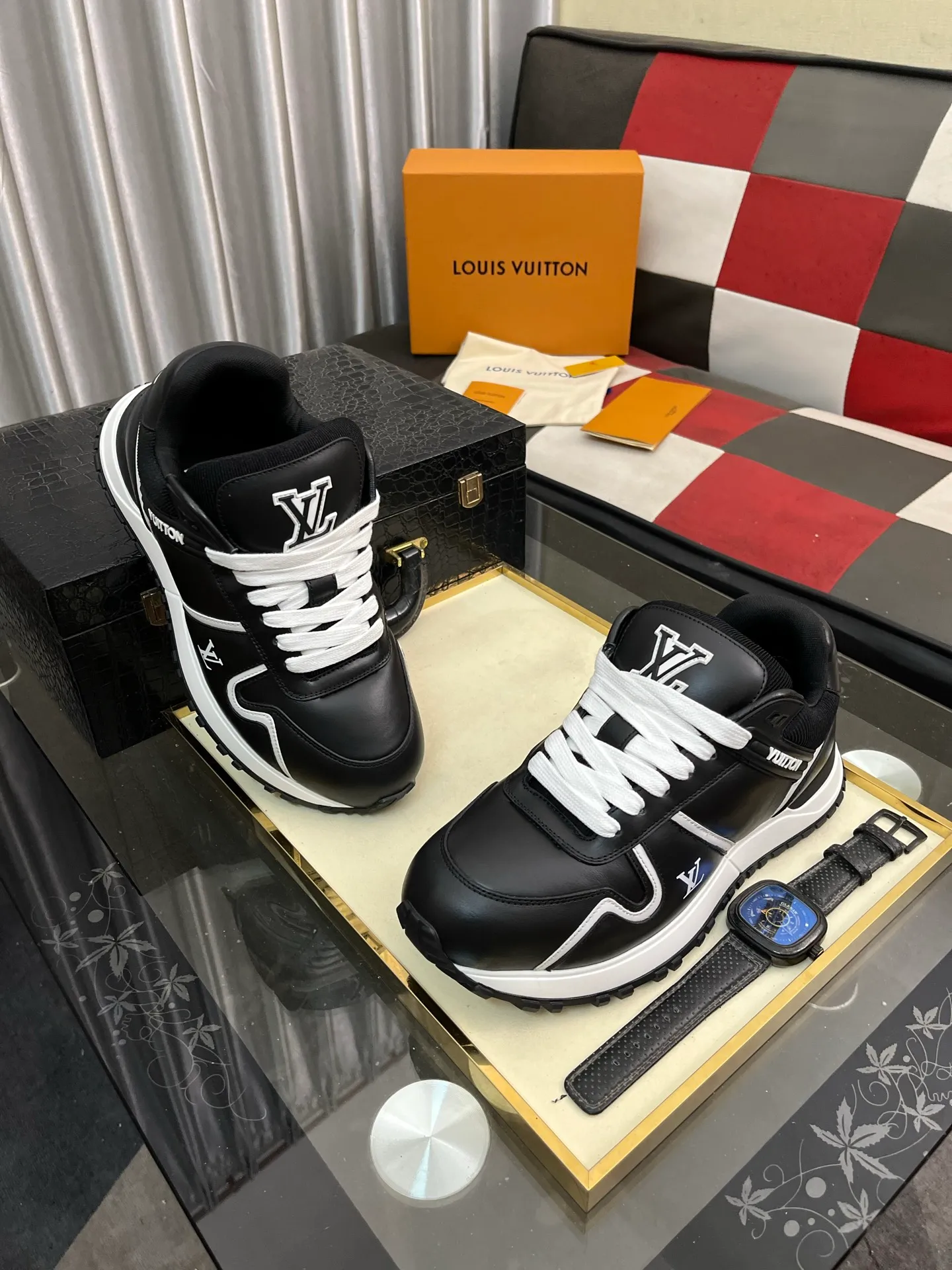 Men's Men's Shoes 💰760⌚️⌚️LV Classic men's sneakers are shipped. Lightweight thick-soled chubby bread shoes, super versatile and multiple styles are coming! This sneaker is made of smooth cowhide punching and grained cowhide stitching to create an elegant design. Grained cowhide is stitched with technical mesh, and smooth cowhide and grained cowhide are combined in multiple styles. The color is classic and versatile, and it can be easily integrated into various styles. The eye-catching LV letters are marked on the side of the shoe, the tongue is decorated with LV embroidered letter web logo, the brand logo is screen-printed on the heel, and the lightweight rubber outsole is embellished with Vuitton's personalized logo. The fabric-lined foot pads make your feet fashionable, handsome and versatile! Comes with full original packaging! Size: 35-46 (40 for women, 38.45.46 for men, customized)